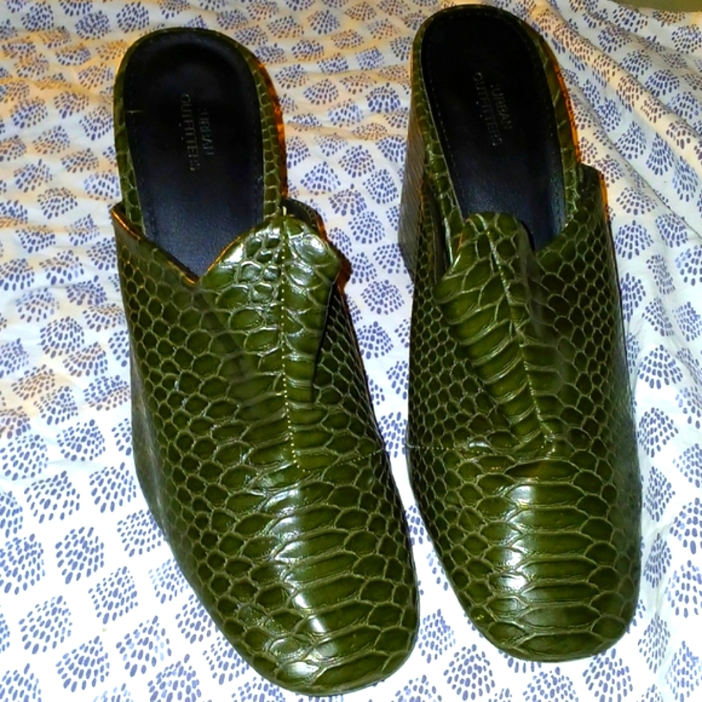 embossed alligator Urban Outfitters CLOGS